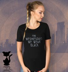 Damen T-Shirt On Wednesdays We Wear Black